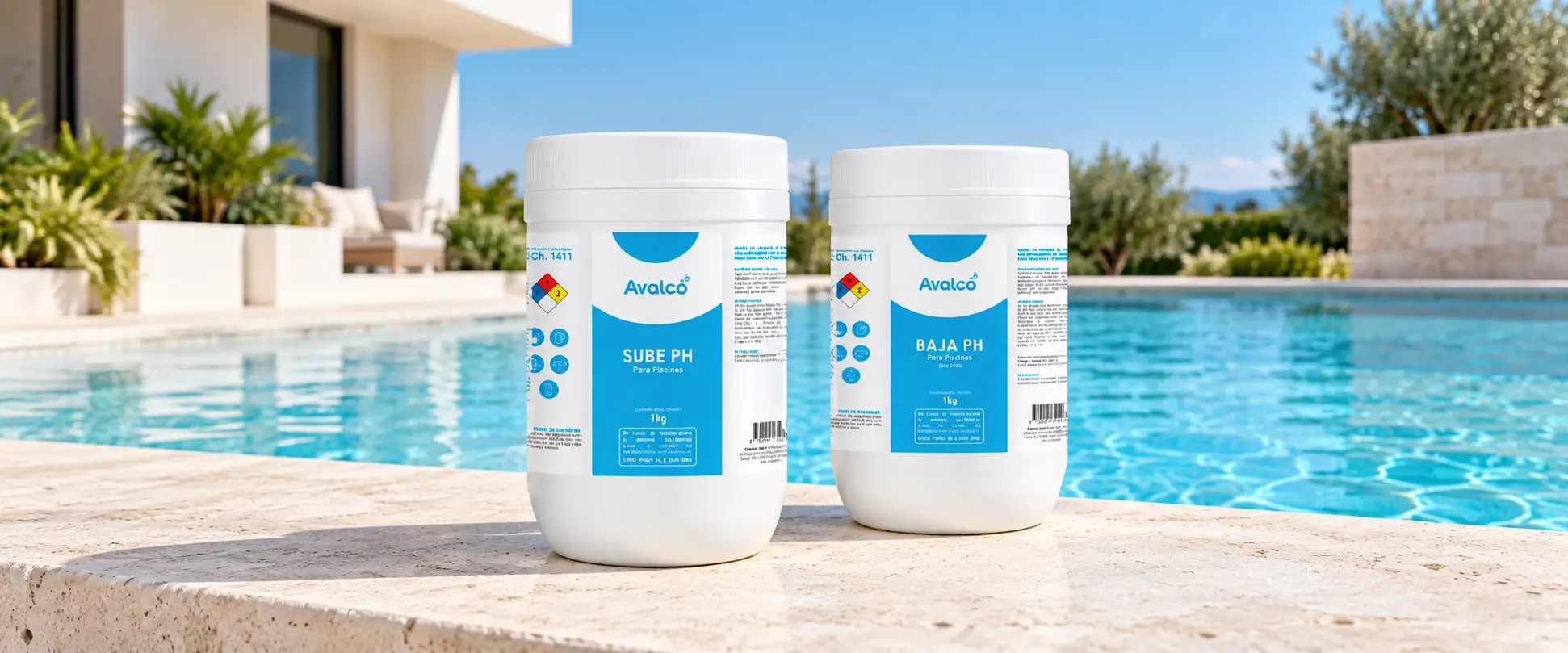 Productos Avalco Sube PH y Baja PH junto a una piscina
